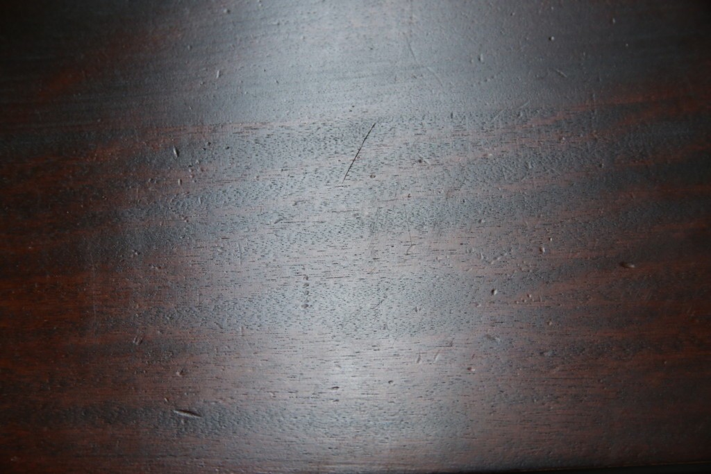 中古　樺(カバ)材　希少な小振りサイズ!!　クラシカルなデザインが上品な民芸調ダイニングテーブル　(R-084320)