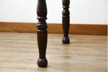 中古　樺(カバ)材　希少な小振りサイズ!!　クラシカルなデザインが上品な民芸調ダイニングテーブル　(R-084320)