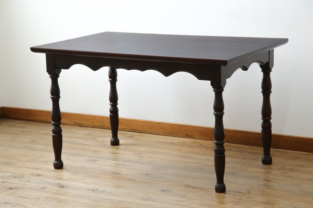 中古　樺(カバ)材　希少な小振りサイズ!!　クラシカルなデザインが上品な民芸調ダイニングテーブル　(R-084320)