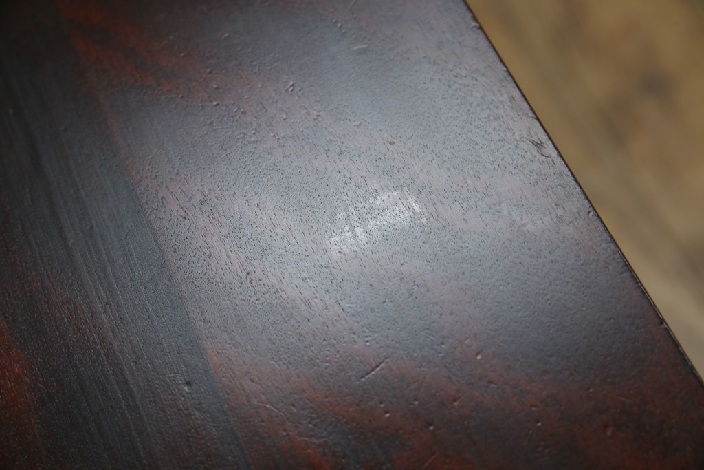 中古　樺(カバ)材　希少な小振りサイズ!!　クラシカルなデザインが上品な民芸調ダイニングテーブル　(R-084320)