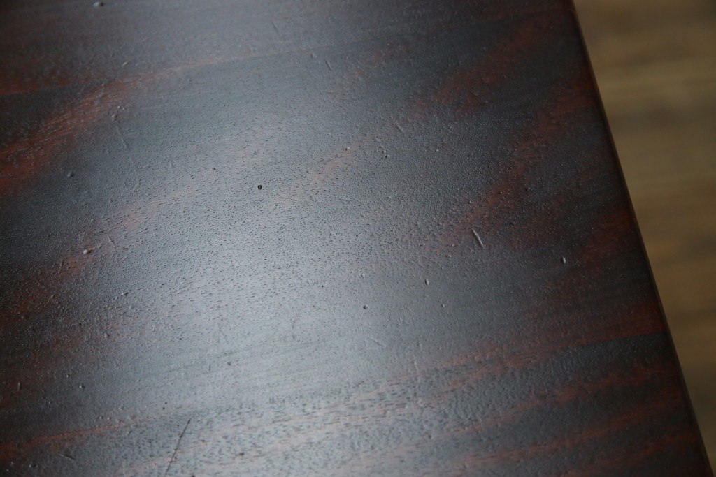 中古　樺(カバ)材　希少な小振りサイズ!!　クラシカルなデザインが上品な民芸調ダイニングテーブル　(R-084320)