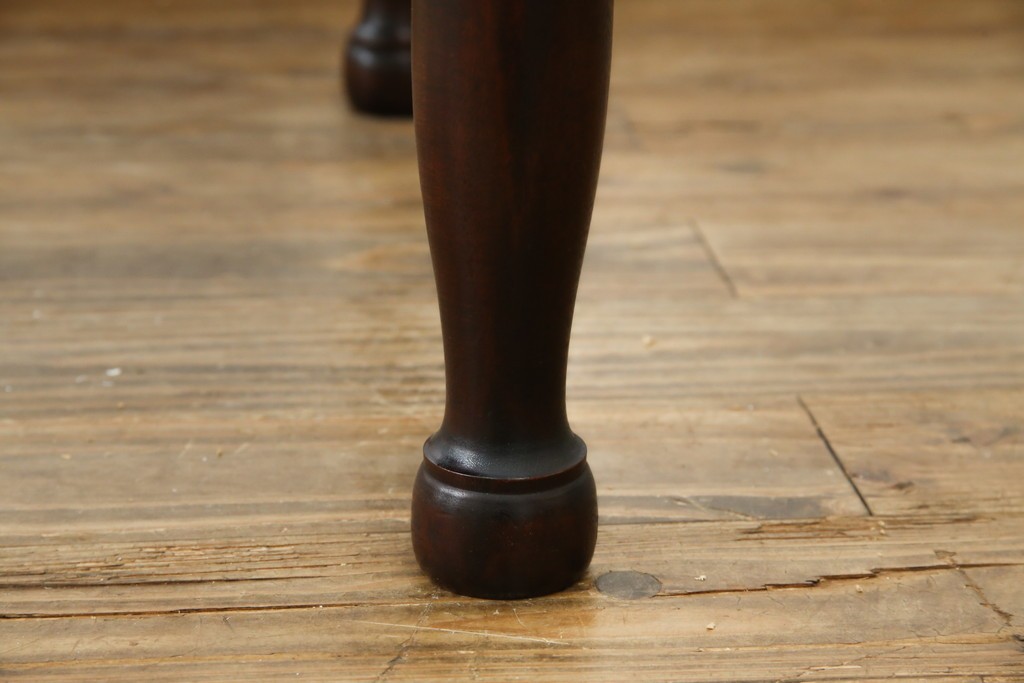 中古　樺(カバ)材　希少な小振りサイズ!!　クラシカルなデザインが上品な民芸調ダイニングテーブル　(R-084320)