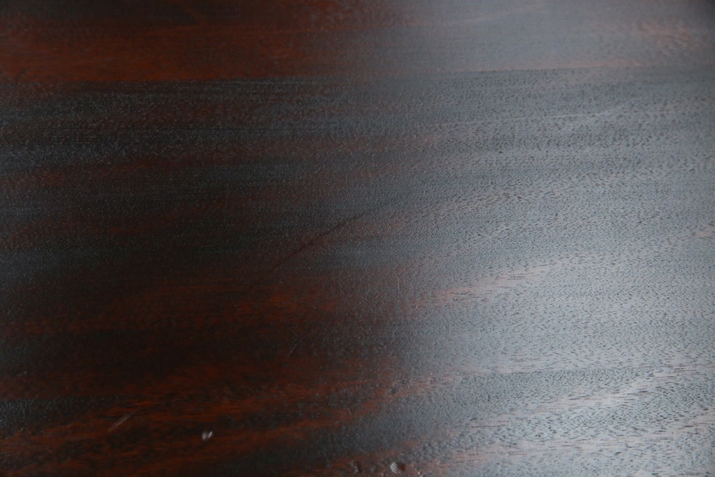 中古　樺(カバ)材　希少な小振りサイズ!!　クラシカルなデザインが上品な民芸調ダイニングテーブル　(R-084320)