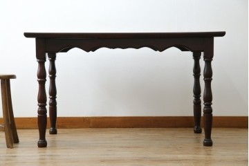 中古　樺(カバ)材　希少な小振りサイズ!!　クラシカルなデザインが上品な民芸調ダイニングテーブル　(R-084320)