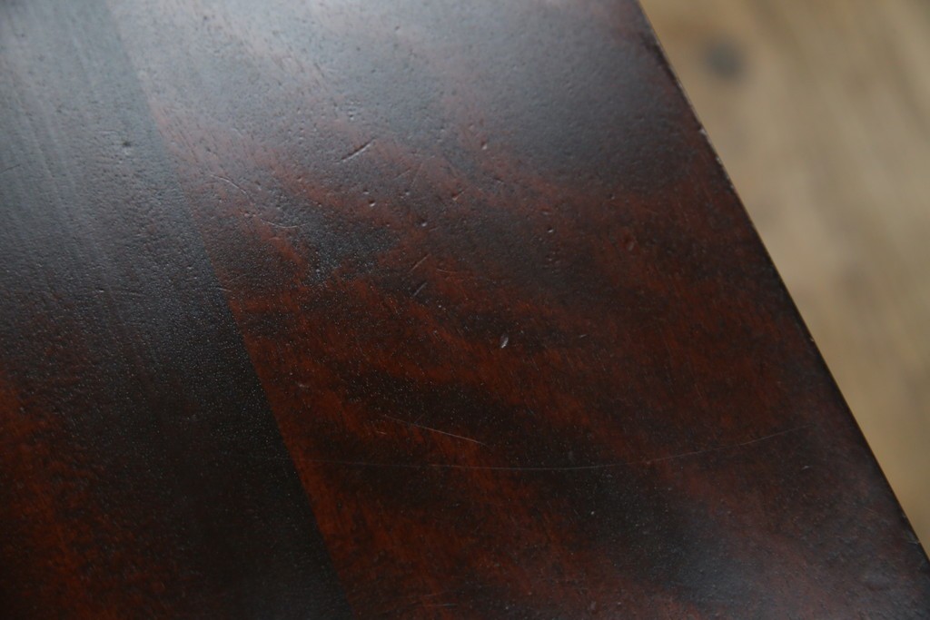 中古　樺(カバ)材　希少な小振りサイズ!!　クラシカルなデザインが上品な民芸調ダイニングテーブル　(R-084320)