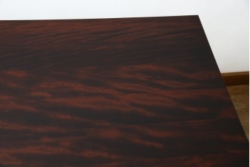 中古　樺(カバ)材　希少な小振りサイズ!!　クラシカルなデザインが上品な民芸調ダイニングテーブル　(R-084320)