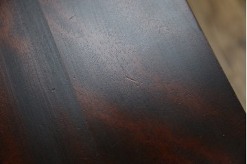 中古　樺(カバ)材　希少な小振りサイズ!!　クラシカルなデザインが上品な民芸調ダイニングテーブル　(R-084320)