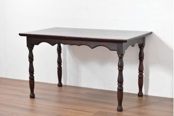 中古　樺(カバ)材　希少な小振りサイズ!!　クラシカルなデザインが上品な民芸調ダイニングテーブル(2人用、2人掛け、食卓)(R-084320)