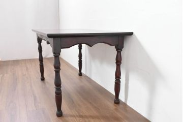 中古　樺(カバ)材　希少な小振りサイズ!!　クラシカルなデザインが上品な民芸調ダイニングテーブル(2人用、2人掛け、食卓)(R-084320)