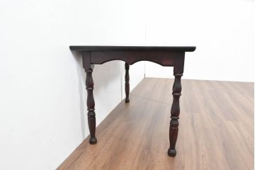中古　樺(カバ)材　希少な小振りサイズ!!　クラシカルなデザインが上品な民芸調ダイニングテーブル(2人用、2人掛け、食卓)(R-084320)
