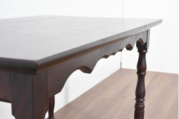 中古　樺(カバ)材　希少な小振りサイズ!!　クラシカルなデザインが上品な民芸調ダイニングテーブル(2人用、2人掛け、食卓)(R-084320)