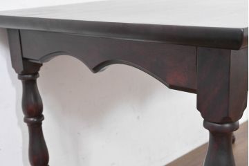 中古　樺(カバ)材　希少な小振りサイズ!!　クラシカルなデザインが上品な民芸調ダイニングテーブル(2人用、2人掛け、食卓)(R-084320)