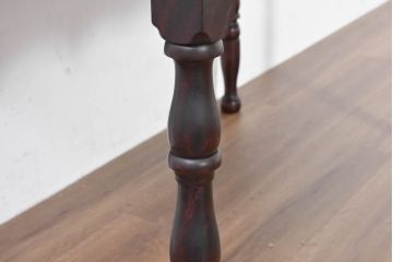 中古　樺(カバ)材　希少な小振りサイズ!!　クラシカルなデザインが上品な民芸調ダイニングテーブル(2人用、2人掛け、食卓)(R-084320)