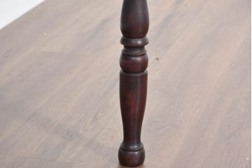 中古　樺(カバ)材　希少な小振りサイズ!!　クラシカルなデザインが上品な民芸調ダイニングテーブル(2人用、2人掛け、食卓)(R-084320)
