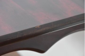 中古　樺(カバ)材　希少な小振りサイズ!!　クラシカルなデザインが上品な民芸調ダイニングテーブル(2人用、2人掛け、食卓)(R-084320)