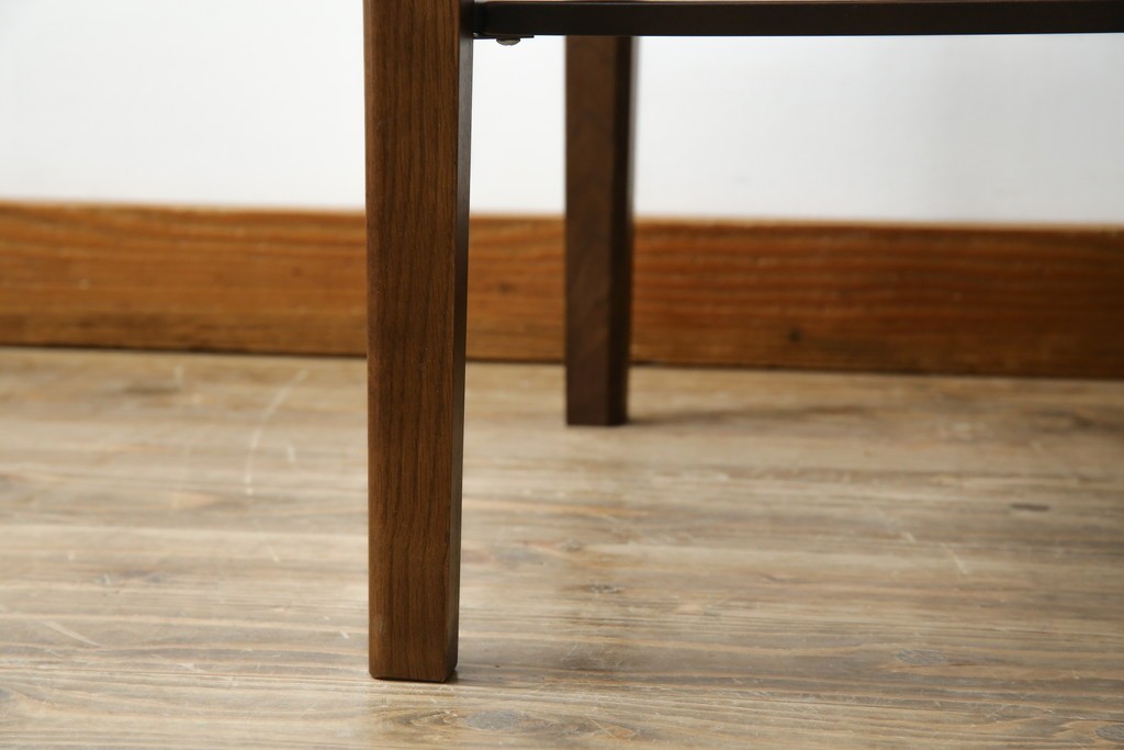 中古　美品　カリモク家具(karimoku)　ナラ材　チュラルで落ち着いた空間を演出するシンプルなローテーブル　(R-084322)