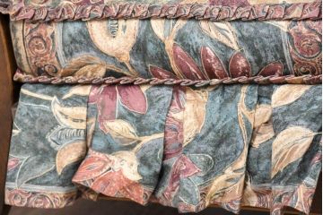 中古　超美品　展示品　使用感ほぼなし　飛騨産業　キツツキ　穂高シリーズ　美しい花柄が際立つ2人掛けソファ(2P、二人掛け、リビングチェア、アームソファ)(定価約24万円)(R-084324)