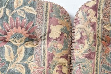 中古　超美品　展示品　使用感ほぼなし　飛騨産業　キツツキ　穂高シリーズ　美しい花柄が際立つ2人掛けソファ(2P、二人掛け、リビングチェア、アームソファ)(定価約24万円)(R-084324)