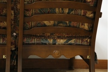 中古　超美品　展示品　使用感ほぼなし　飛騨産業　キツツキ　穂高シリーズ　美しい花柄が際立つ2人掛けソファ　定価約24万円　(R-084324)