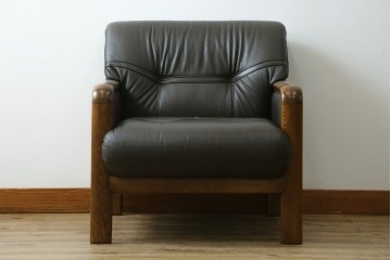 中古　カリモク家具(karimoku)　WSシリーズ　コンパクトサイズ　本革(レザー)　重厚感と快適さを兼ね備えた一人掛けソファ　定価12万円　(R-084326)