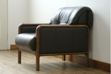 中古　カリモク家具(karimoku)　WSシリーズ　コンパクトサイズ　本革(レザー)　重厚感と快適さを兼ね備えた一人掛けソファ　定価12万円　(R-084326)