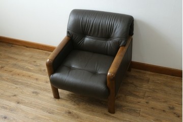 中古　カリモク家具(karimoku)　WSシリーズ　コンパクトサイズ　本革(レザー)　重厚感と快適さを兼ね備えた一人掛けソファ　定価12万円　(R-084326)