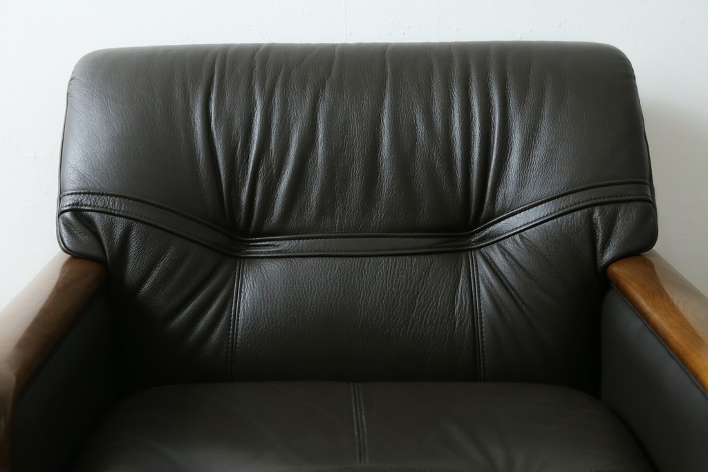 中古　カリモク家具(karimoku)　WSシリーズ　コンパクトサイズ　本革(レザー)　重厚感と快適さを兼ね備えた一人掛けソファ　定価12万円　(R-084326)