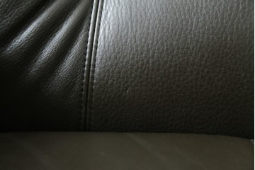 中古　カリモク家具(karimoku)　WSシリーズ　コンパクトサイズ　本革(レザー)　重厚感と快適さを兼ね備えた一人掛けソファ　定価12万円　(R-084326)