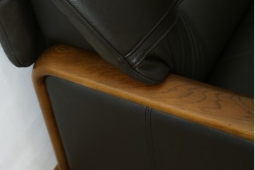 中古　カリモク家具(karimoku)　WSシリーズ　コンパクトサイズ　本革(レザー)　重厚感と快適さを兼ね備えた一人掛けソファ　定価12万円　(R-084326)