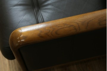中古　カリモク家具(karimoku)　WSシリーズ　コンパクトサイズ　本革(レザー)　重厚感と快適さを兼ね備えた一人掛けソファ　定価12万円　(R-084326)