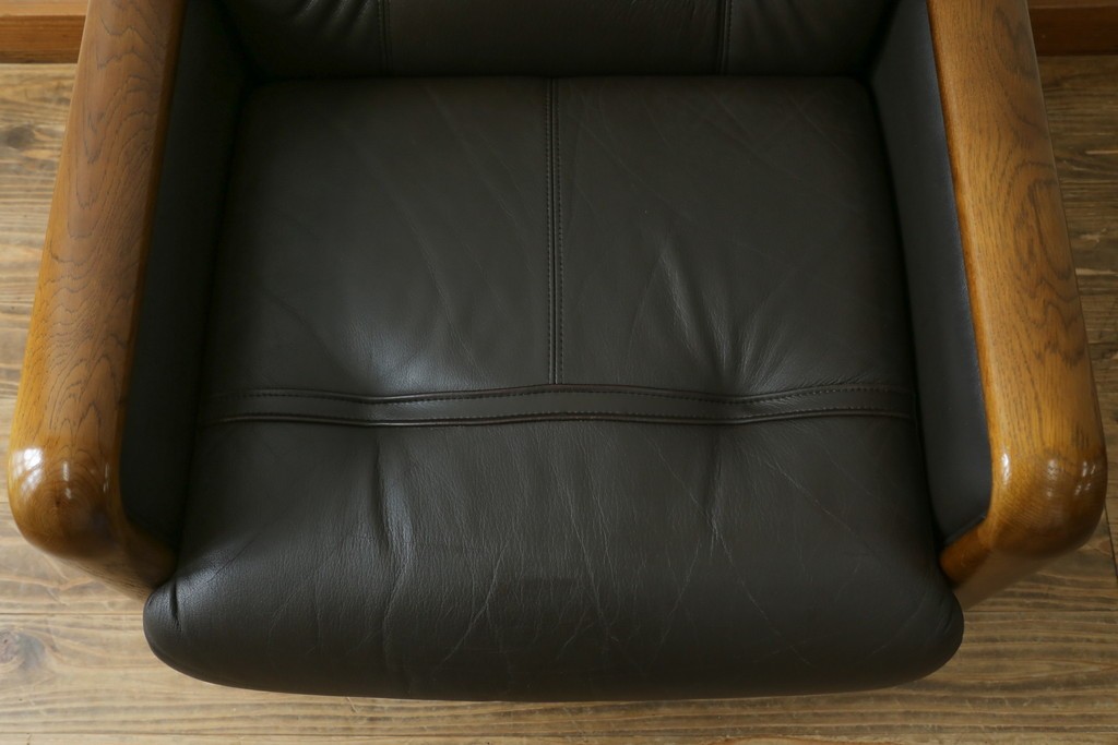 中古　カリモク家具(karimoku)　WSシリーズ　コンパクトサイズ　本革(レザー)　重厚感と快適さを兼ね備えた一人掛けソファ　定価12万円　(R-084326)