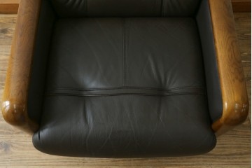 中古　カリモク家具(karimoku)　WSシリーズ　コンパクトサイズ　本革(レザー)　重厚感と快適さを兼ね備えた一人掛けソファ　定価12万円　(R-084326)