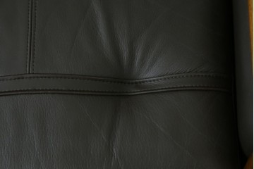 中古　カリモク家具(karimoku)　WSシリーズ　コンパクトサイズ　本革(レザー)　重厚感と快適さを兼ね備えた一人掛けソファ　定価12万円　(R-084326)