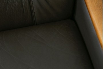 中古　カリモク家具(karimoku)　WSシリーズ　コンパクトサイズ　本革(レザー)　重厚感と快適さを兼ね備えた一人掛けソファ　定価12万円　(R-084326)