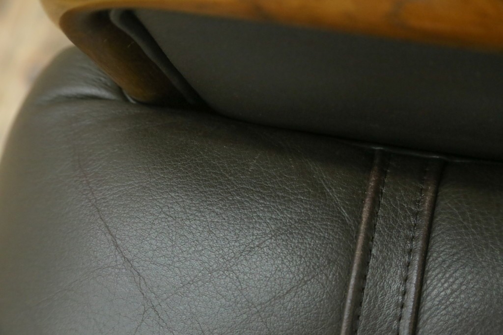 中古　カリモク家具(karimoku)　WSシリーズ　コンパクトサイズ　本革(レザー)　重厚感と快適さを兼ね備えた一人掛けソファ　定価12万円　(R-084326)