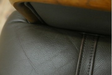 中古　カリモク家具(karimoku)　WSシリーズ　コンパクトサイズ　本革(レザー)　重厚感と快適さを兼ね備えた一人掛けソファ　定価12万円　(R-084326)