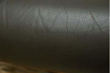 中古　カリモク家具(karimoku)　WSシリーズ　コンパクトサイズ　本革(レザー)　重厚感と快適さを兼ね備えた一人掛けソファ　定価12万円　(R-084326)