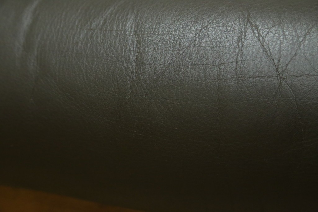 中古　カリモク家具(karimoku)　WSシリーズ　コンパクトサイズ　本革(レザー)　重厚感と快適さを兼ね備えた一人掛けソファ　定価12万円　(R-084326)