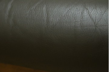 中古　カリモク家具(karimoku)　WSシリーズ　コンパクトサイズ　本革(レザー)　重厚感と快適さを兼ね備えた一人掛けソファ　定価12万円　(R-084326)
