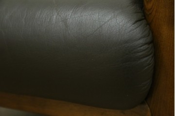 中古　カリモク家具(karimoku)　WSシリーズ　コンパクトサイズ　本革(レザー)　重厚感と快適さを兼ね備えた一人掛けソファ　定価12万円　(R-084326)