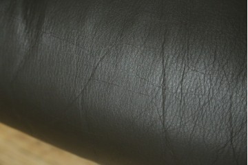 中古　カリモク家具(karimoku)　WSシリーズ　コンパクトサイズ　本革(レザー)　重厚感と快適さを兼ね備えた一人掛けソファ　定価12万円　(R-084326)