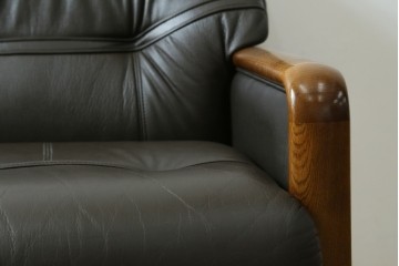 中古　カリモク家具(karimoku)　WSシリーズ　コンパクトサイズ　本革(レザー)　重厚感と快適さを兼ね備えた一人掛けソファ　定価12万円　(R-084326)