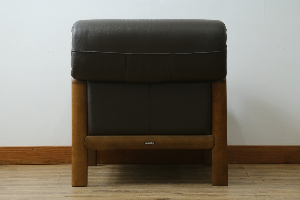 中古　カリモク家具(karimoku)　WSシリーズ　コンパクトサイズ　本革(レザー)　重厚感と快適さを兼ね備えた一人掛けソファ　定価12万円　(R-084326)