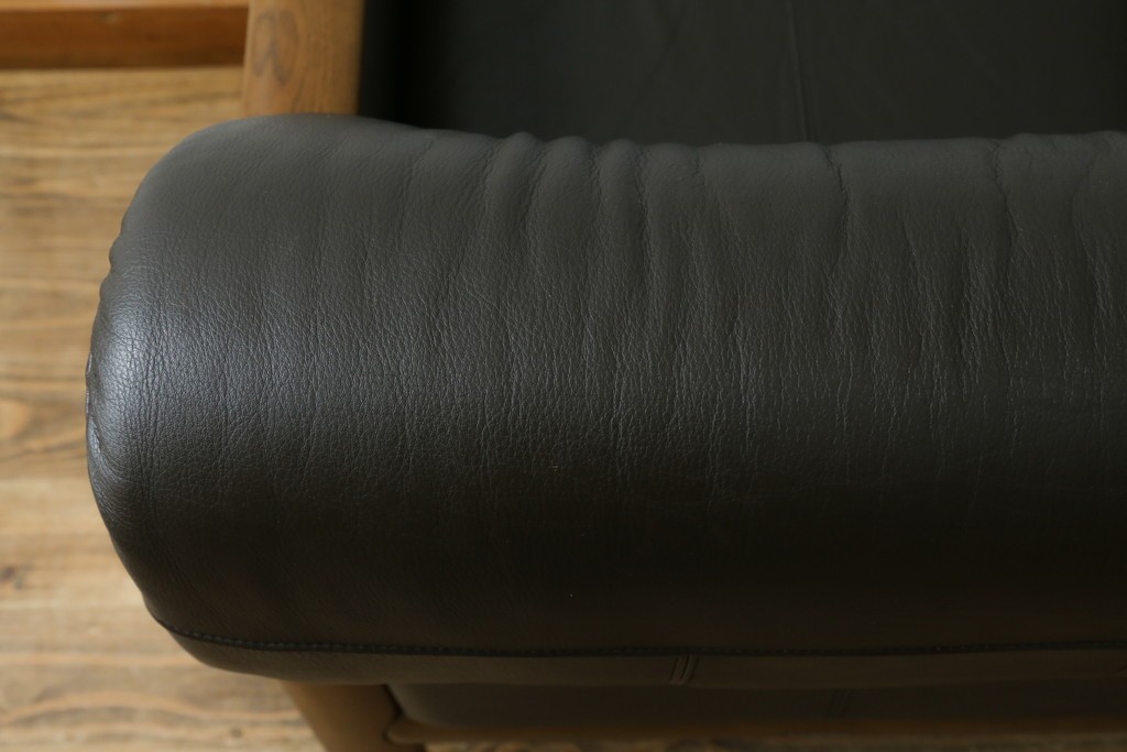 中古　カリモク家具(karimoku)　WSシリーズ　コンパクトサイズ　本革(レザー)　重厚感と快適さを兼ね備えた一人掛けソファ　定価12万円　(R-084326)