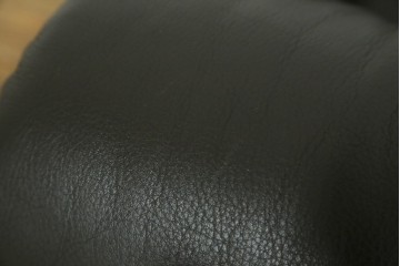 中古　カリモク家具(karimoku)　WSシリーズ　コンパクトサイズ　本革(レザー)　重厚感と快適さを兼ね備えた一人掛けソファ　定価12万円　(R-084326)