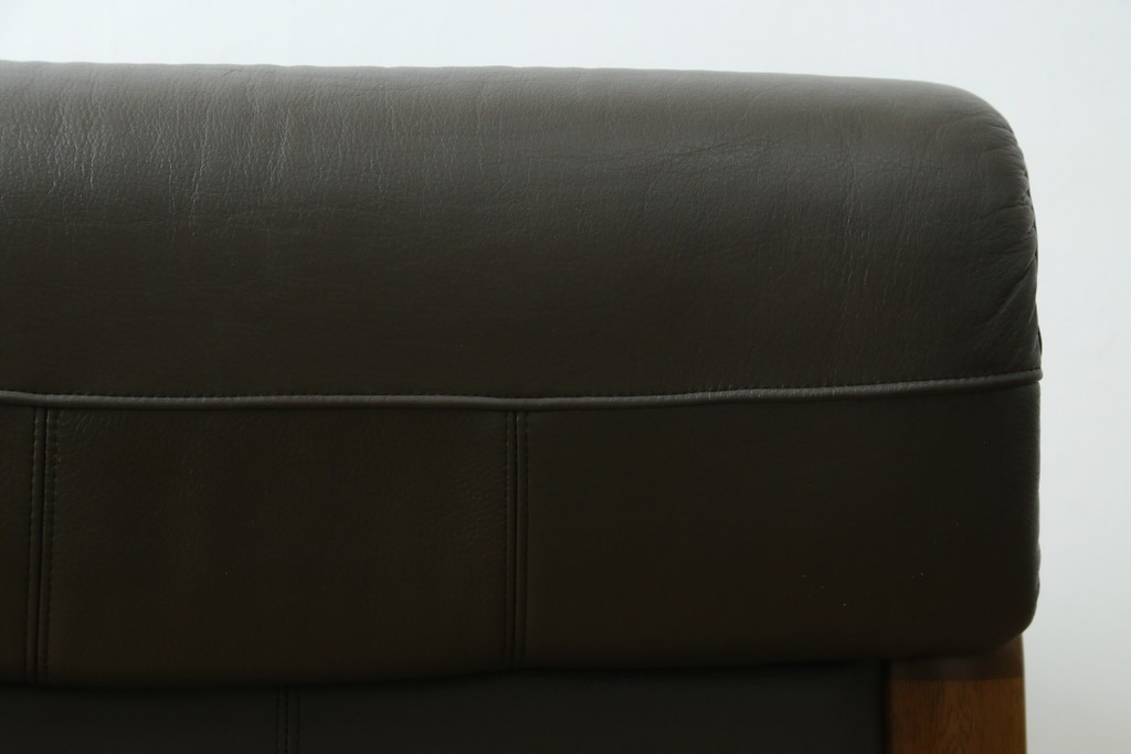 中古　カリモク家具(karimoku)　WSシリーズ　コンパクトサイズ　本革(レザー)　重厚感と快適さを兼ね備えた一人掛けソファ　定価12万円　(R-084326)