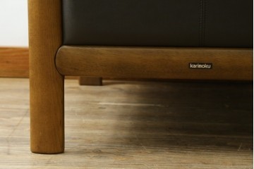 中古　カリモク家具(karimoku)　WSシリーズ　コンパクトサイズ　本革(レザー)　重厚感と快適さを兼ね備えた一人掛けソファ　定価12万円　(R-084326)