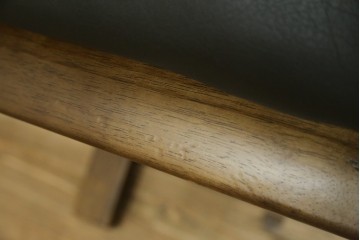 中古　カリモク家具(karimoku)　WSシリーズ　コンパクトサイズ　本革(レザー)　重厚感と快適さを兼ね備えた一人掛けソファ　定価12万円　(R-084326)