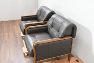 中古　カリモク家具(karimoku)　WSシリーズ　コンパクトサイズ　本革(レザー)　重厚感と快適さを兼ね備えた一人掛けソファ2脚セット(アームチェア、アームソファ、一人掛けソファ、1Pソファ、1P、バラ売り可能)(定価約24万円)(R-084326)