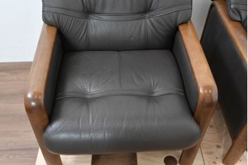 中古　カリモク家具(karimoku)　WSシリーズ　コンパクトサイズ　本革(レザー)　重厚感と快適さを兼ね備えた一人掛けソファ2脚セット(アームチェア、アームソファ、一人掛けソファ、1Pソファ、1P、バラ売り可能)(定価約24万円)(R-084326)